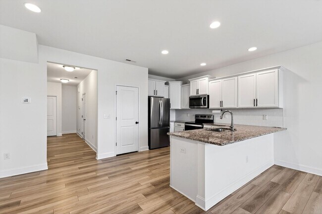Building Photo - Beautiful Modern 3BR Townhome in the Heart of Wendell!