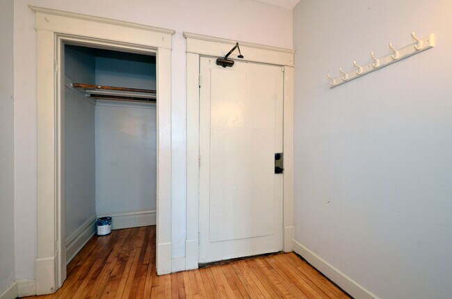 Building Photo - Spacious 3-Bedroom Lower-Level Unit Available Now in West St. Paul!
