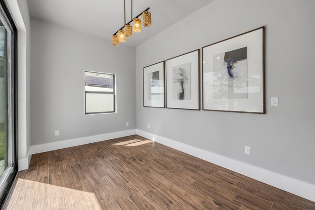 Building Photo - 1707 N Peninsula Ave