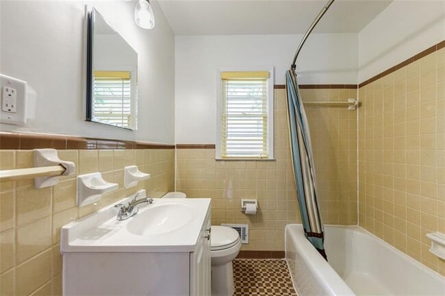 Building Photo - 1582 Lincoln Ave SE