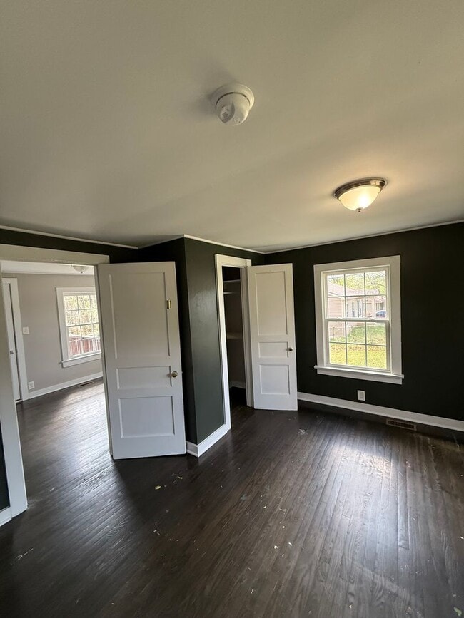 Building Photo - 4 Bed/1 Bath House