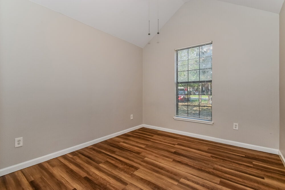 Building Photo - 543 Lakeside Dr