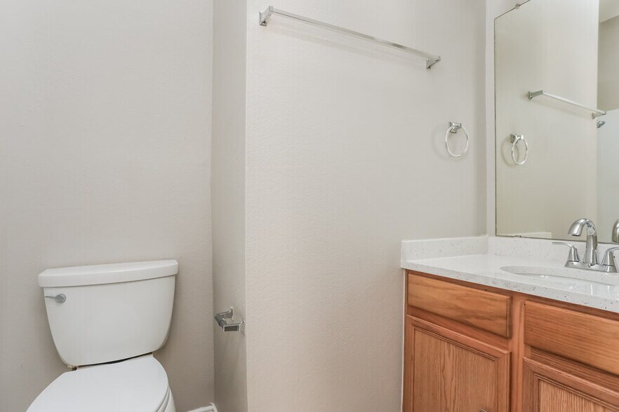 Building Photo - 914 Pryor Dr