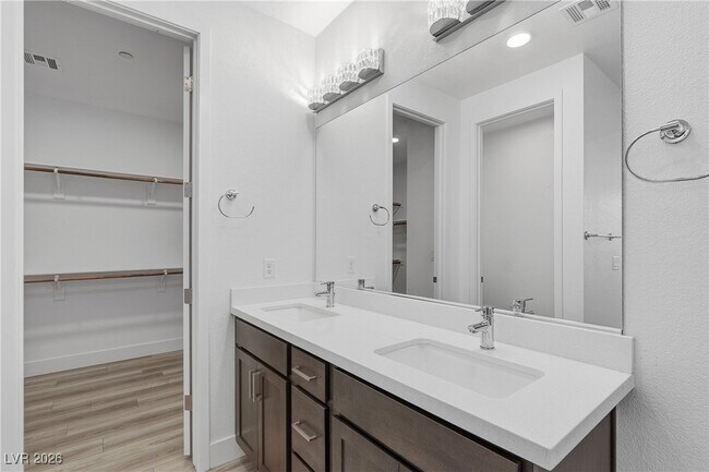 Building Photo - 9958 Valley St