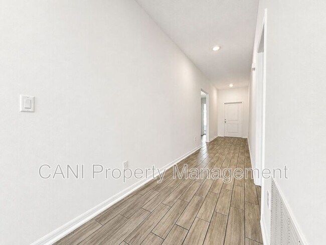 Building Photo - 1100 Sand Trap Ct