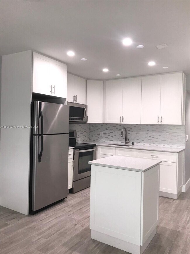 Building Photo - 17 Keswick A