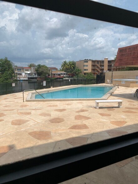 Building Photo - 1335 W 68th St