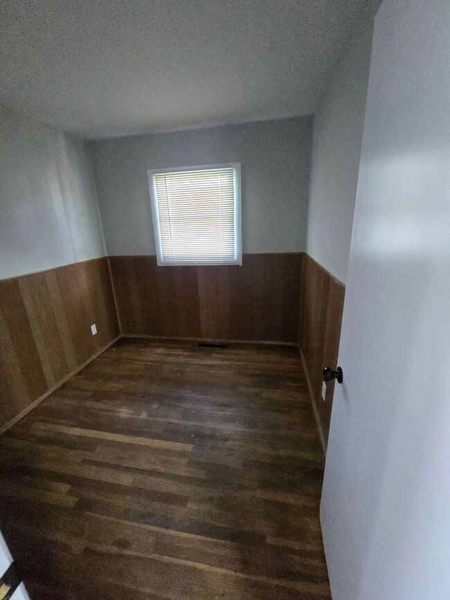 Building Photo - 3 BEDROOM SINGLE FAMILY