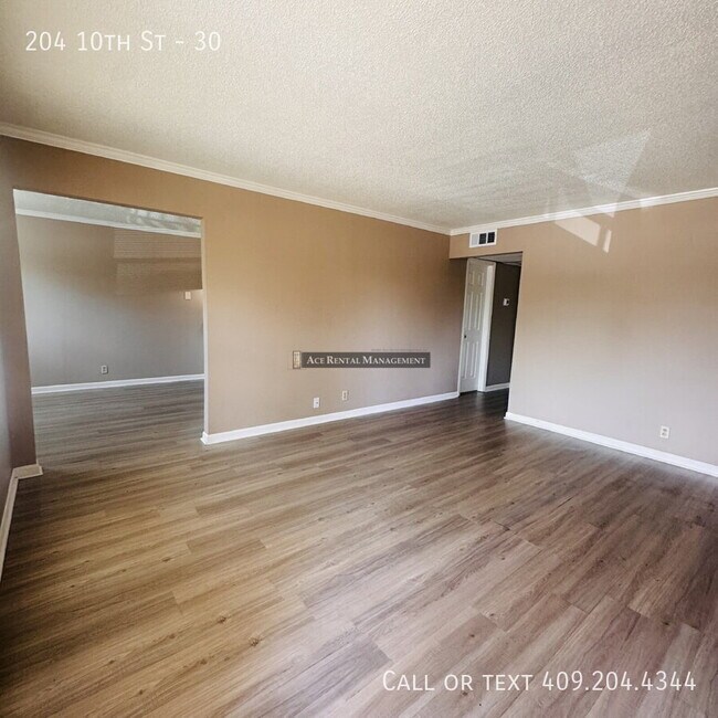Building Photo - 204 N 10th St