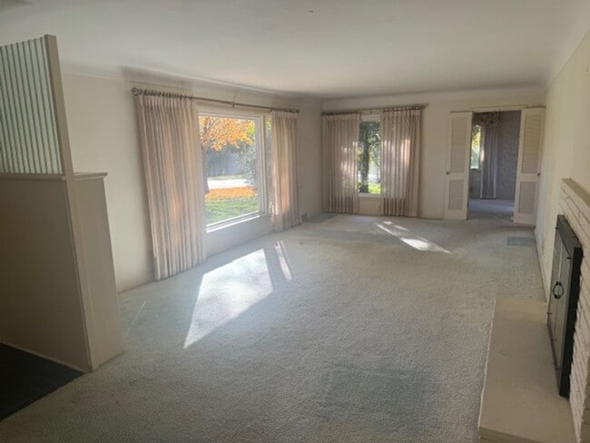 Building Photo - Amazing Home Next to Interlachen Golf Cour...