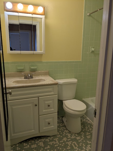 Building Photo - 12 Thompson Rd