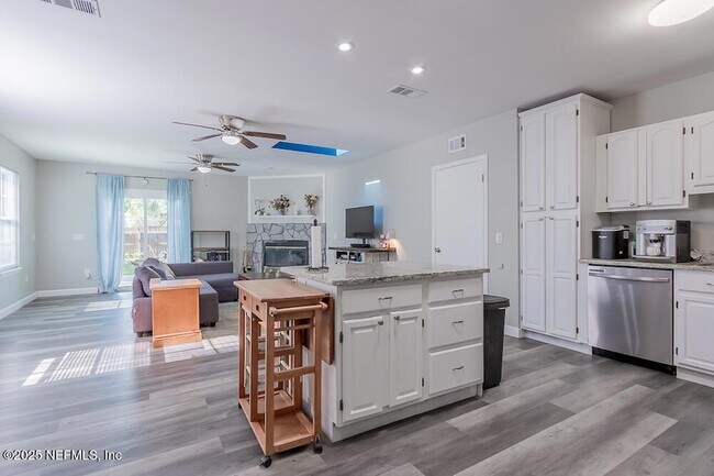 Building Photo - 1358 Hollyhock Cir