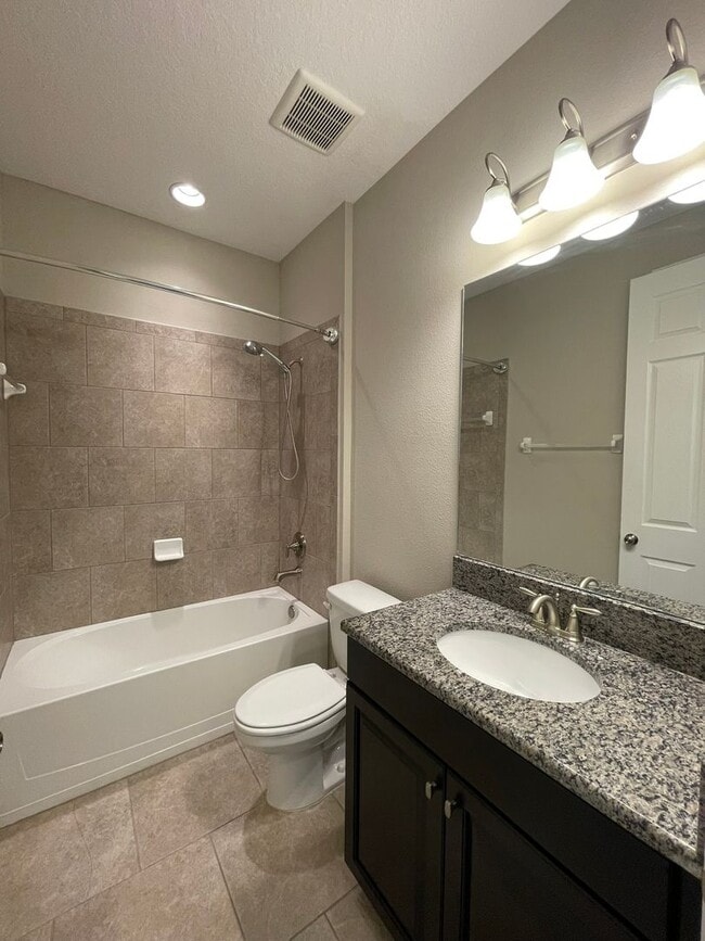 Building Photo - Open and Airy Home in Talavera