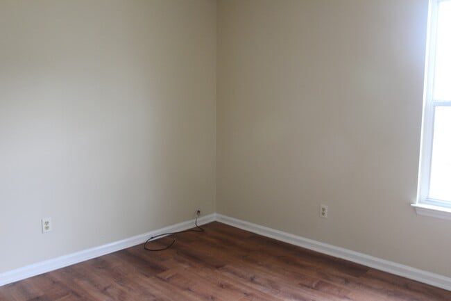 Building Photo - 804 Goodall Ave