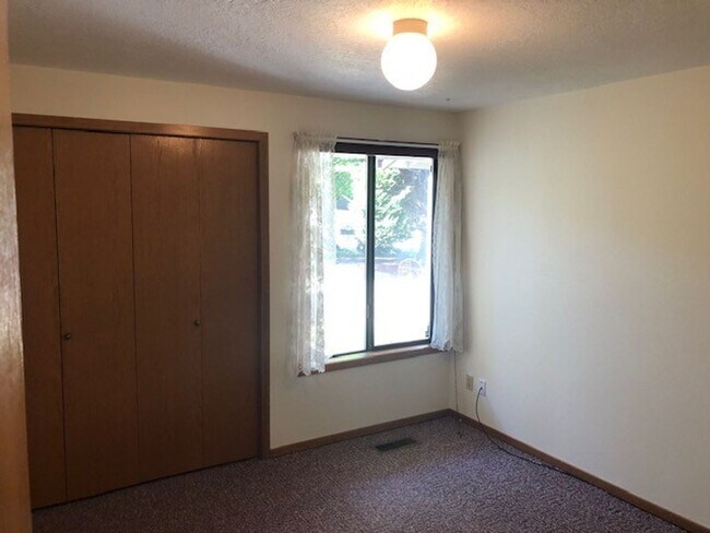 Building Photo - Well Maintained Three Bedroom Home in South Salem