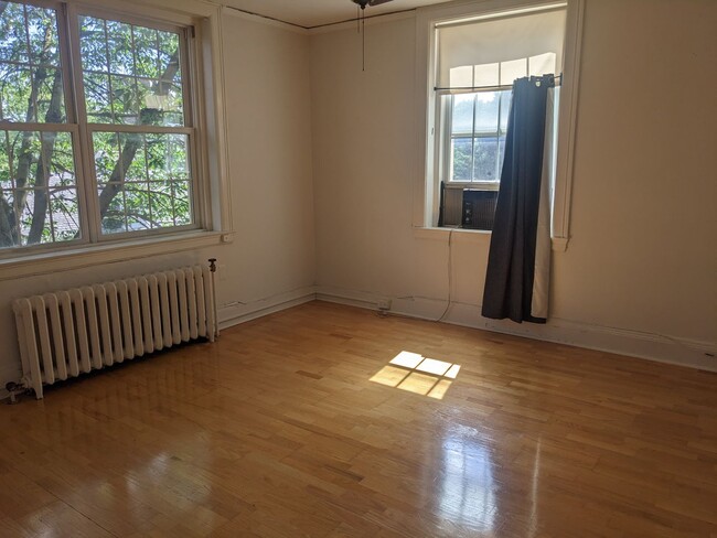 Building Photo - 3 BEDROOM APARTMENT NEXT TO JOHNS HOPKINS ...