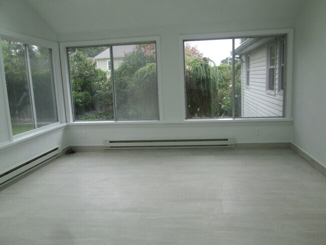 4 Season Sunroom with Heat - 71 Morningside Dr