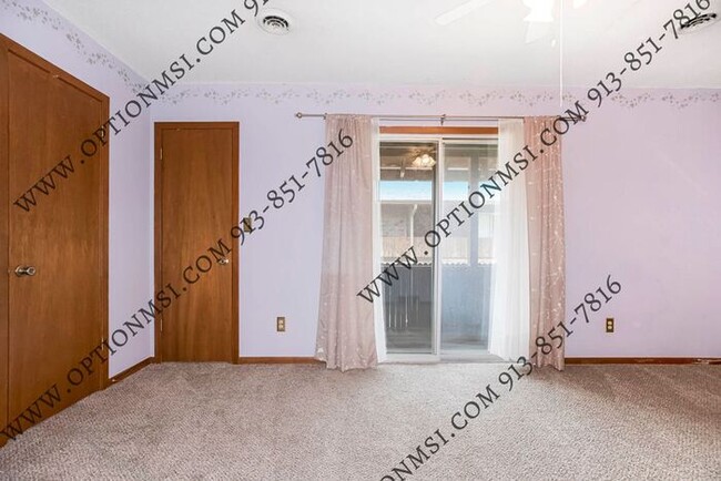 Building Photo - Spacious Townhome!