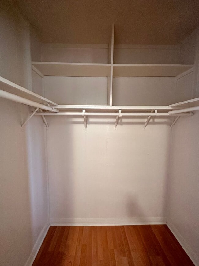 Building Photo - Cute 2 Bedroom Apartment!