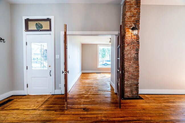 Building Photo - 844 River Ave