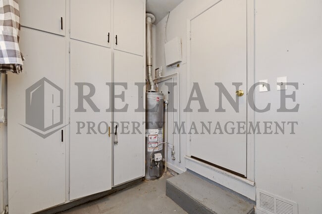 Building Photo - 1458 N Old Manor Rd
