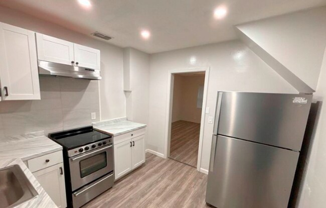 Building Photo - 3024 W 1st St