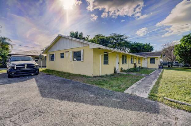 Building Photo - 8867 Sunset Dr