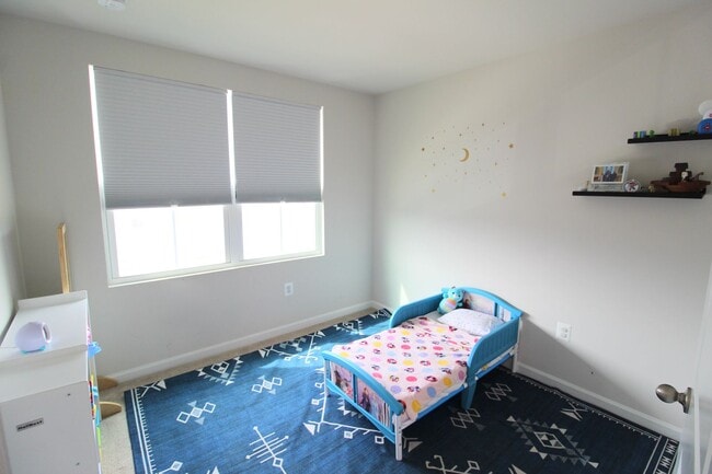 Building Photo - Townhome with a large fenced in yard for rent!