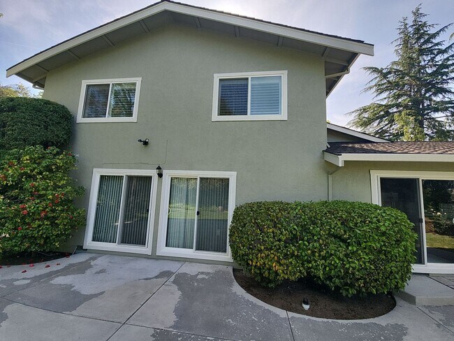 Building Photo - Large Single Family Home with Stunning Vie...