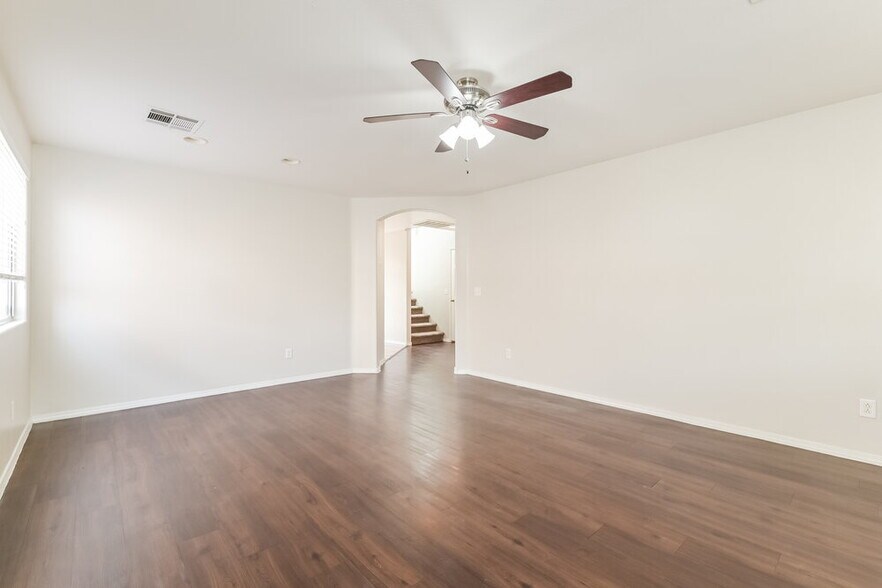 Building Photo - 6015 Ambleshire Ave