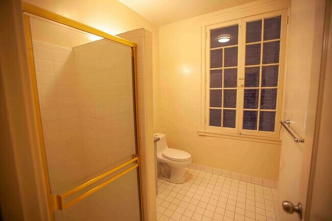 Building Photo - 1122 Sutter St