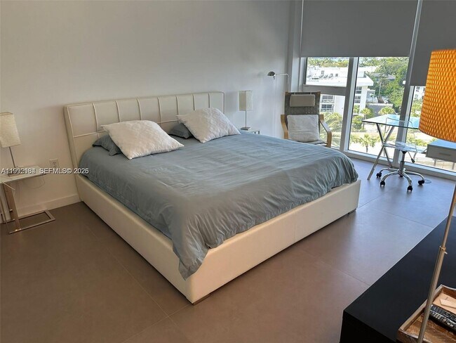 Building Photo - 10275 Collins Ave