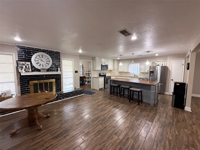 Building Photo - 3305 Tompkins Dr