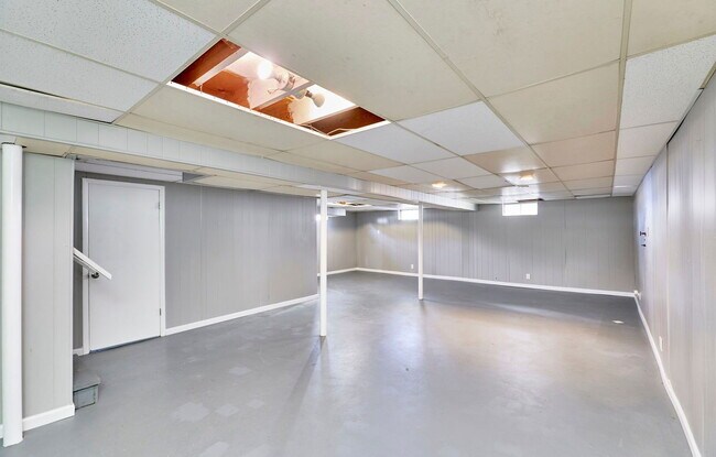 Building Photo - 2365 N Pointe Ln