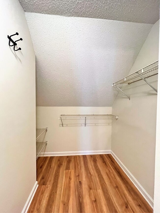 Building Photo - GREAT NORTHWEST LOCATION 2 BDRM / 2 BATH C...