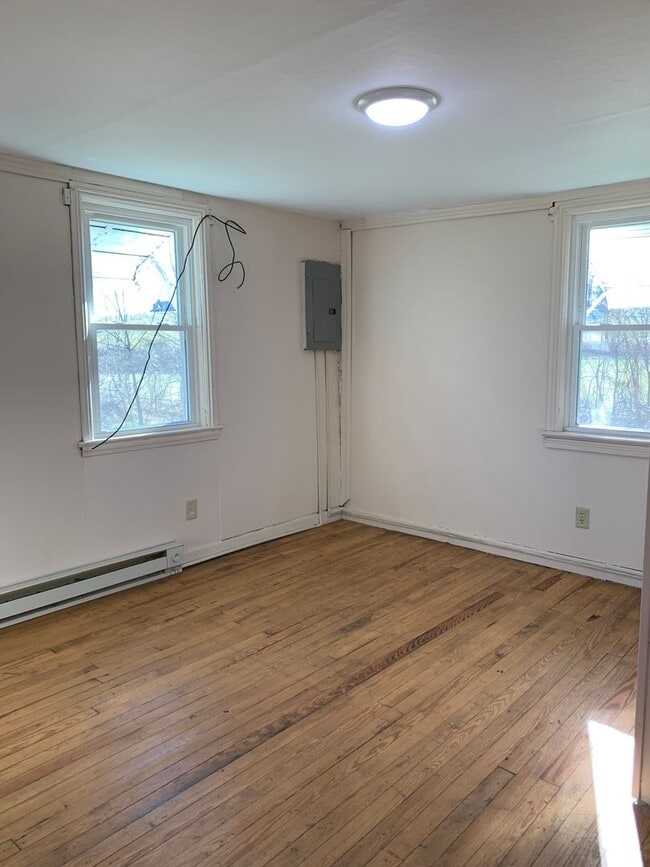 Building Photo - Single family home with 3 beds/1 bath