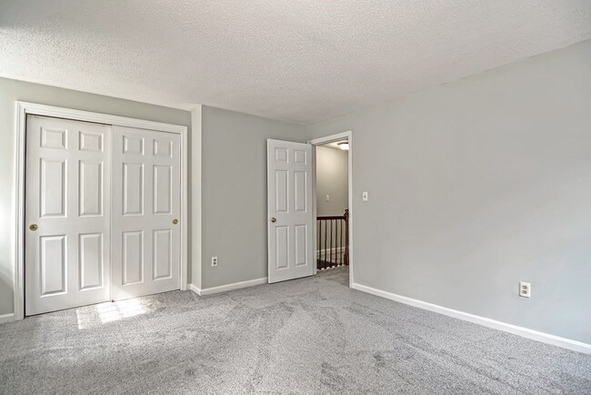 Building Photo - 13 Colonial Dr
