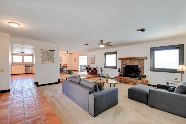 Building Photo - Paradise Palms – No neighbors behind you – Pool – Remodeled – Furnished