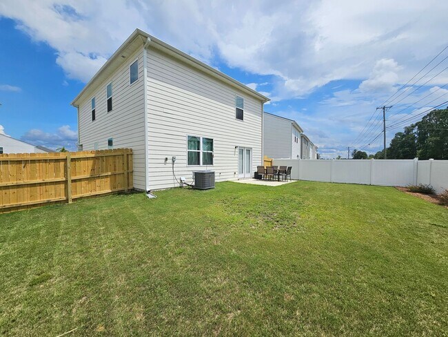 Building Photo - Beautiful Home 4 Bedroom 2.5 Bath
