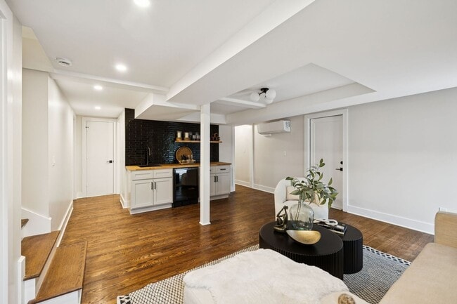 Building Photo - 215 Ash Dr