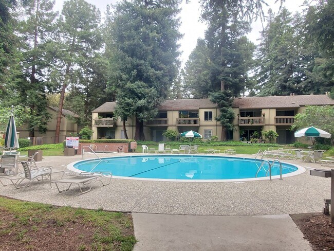 Building Photo - Spacious Upstairs Condo, Balcony, Storage,...