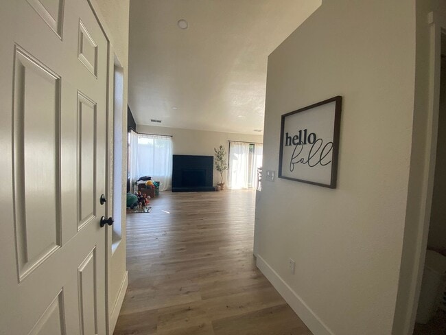 Building Photo - Beautiful updated home for rent In Visalia...
