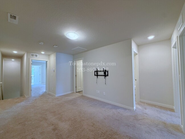 Building Photo - 6527 SE Genrosa St