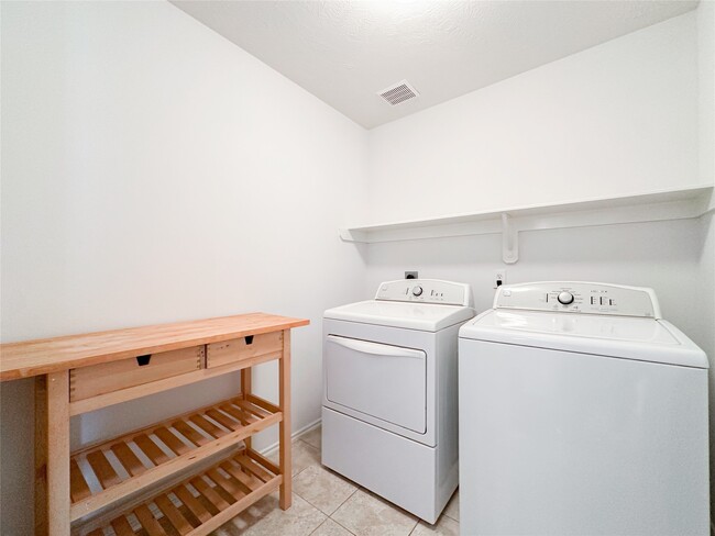 Building Photo - 11 Orion Star Ct