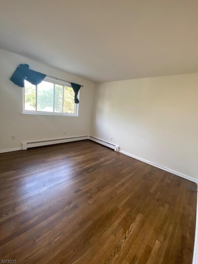 Building Photo - 104 N Beverwyck Rd