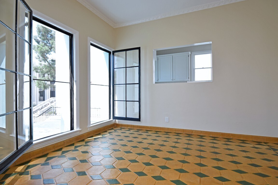 Building Photo - 724 S Genesee Ave