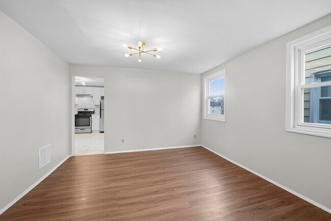 Building Photo - 173 MALLORY Ave