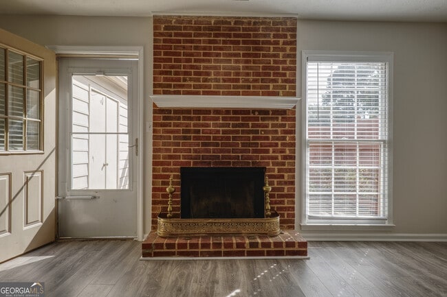 Building Photo - 587 Wedgewood Dr