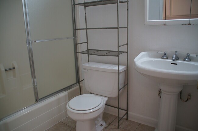 Building Photo - 9741 Reseda Blvd