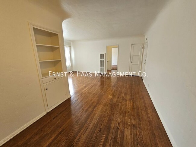 Building Photo - Wonderful 1 Bedroom Apartment Just a Block...